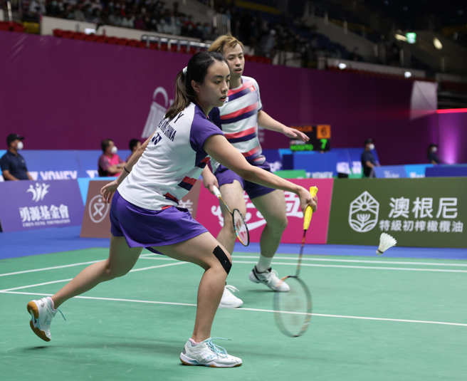 香港羽球选手吴芷柔（前）在2022台北羽球公开赛包办女双、混双冠军。（资料照／中华羽协提供）