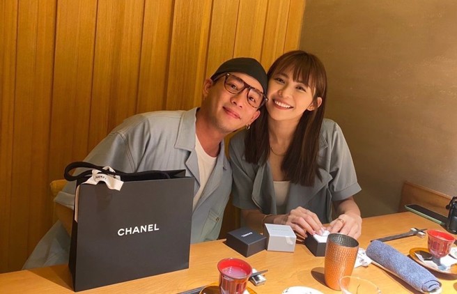 Junior 6月幫林萱瑜慶生，兩人穿著同色襯衫留下貼頭合照。（圖／翻攝自kininii IG）