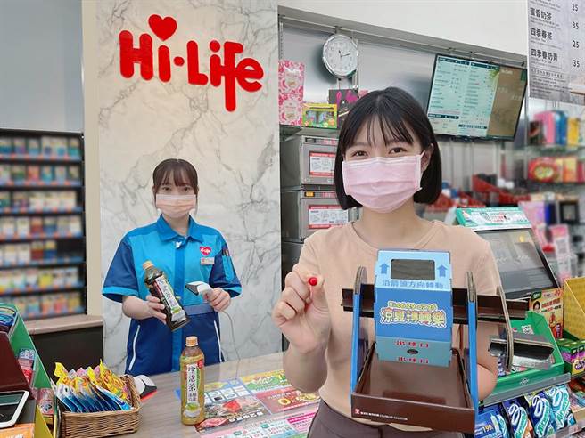 到莱尔富门市买指定饮料任2件就可玩摇奖机，有机会免费喝。（莱尔富提供）