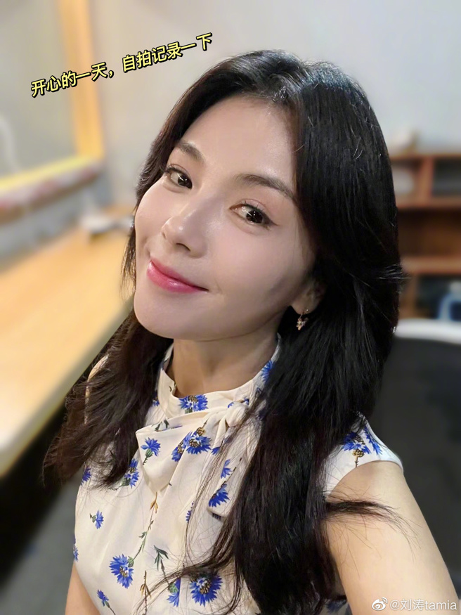 刘涛收工开心自拍。（图／取材自微博）