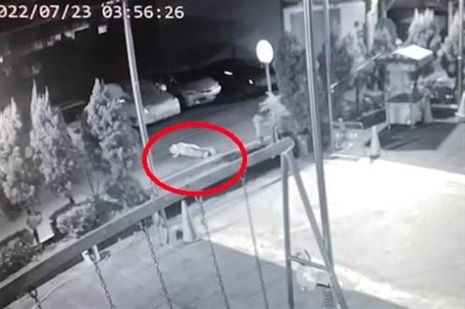 蔡姓男子（红圈处）23日凌晨路倒仁武区高楠四街，之后一辆计程车辗过身体，他被送医急救，经过十几个小时救治，宣告不治。（翻摄照片／林瑞益高雄传真）