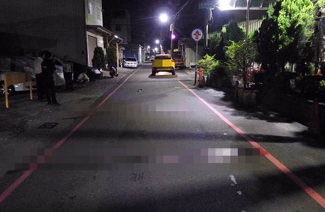 蔡姓男子23日凌晨路倒仁武区高楠四街，之后一辆计程车辗过蔡男。图为车祸现场，现场血迹斑斑（翻摄照片／林瑞益高雄传真）