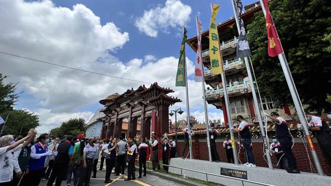 台南麻豆代天府24日举行「五府千岁开台首庙揭牌暨神旗升扬」仪式。（张毓翎摄）