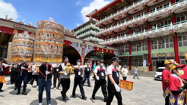 庙方还特别迎请庙内开基的李、池、吴、朱、范王爷神像出殿到仪式现场「见证」。（张毓翎摄）