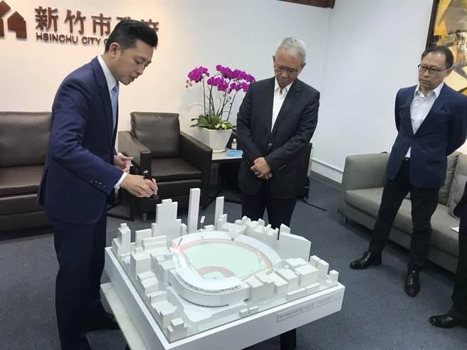 针对中职宣布新竹棒球场赛事延赛，味全龙球团的復出推手魏应充（中）24日傍晚也发出声明表示，会「尊重总教练专业及球员安全」为原则来处理。图为2019年其听取前新竹市长林智坚（左）简介球场的情形。（本报资料照片／陈育贤摄）