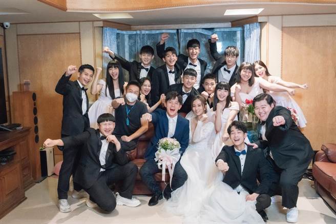 宥勝演了150集的《機智校園生活》，殺青時與演員們開心合影。（TVBS提供，資料照）