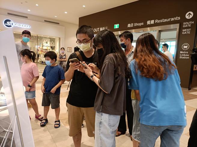 八里与林口区公所于林口三井OUTLET PARK二楼共同策划的「五八林市政建设特展」将于今(24)日结束，民政局长柯庆忠特别到现场，不仅与民眾共同见证建设成果，并抽出iphone13手机的幸运得主。(八里区公所提供)