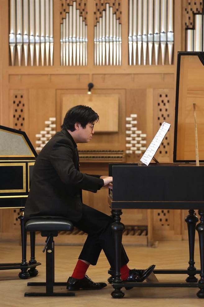 旅德大键琴胡东瀚在德国时间22日夺下国际莱比锡巴哈大赛大键琴组第六名，以及熊骑士原典版特别奖。（© Bach-Archiv Leipzig／Gert Mothes）