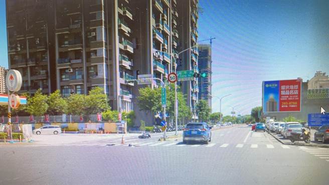 台南市警三分局小队长蓝峰国骑车到安平查案，意外遭汽车撞死。（读者提供／程炳璋台南传真）