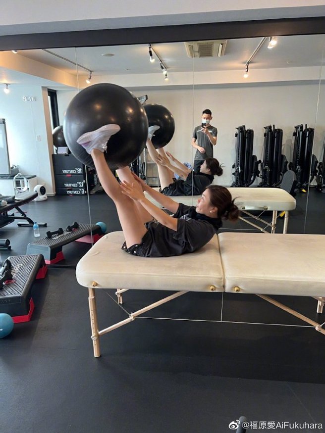 福原爱身旁的男子引起大陆网友关注。（图／微博@福原爱）