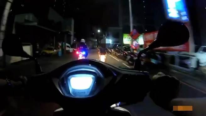 芦洲有员警日前深夜在巡逻途中，发现有辆后座载人的机车超越停止线，当警方上前示意机车骑士靠边拦查时，机车骑士竟拒检并驱车逃跑，警方追逐了1.7公里后才成功将对方拦下。(芦洲警分局提供)