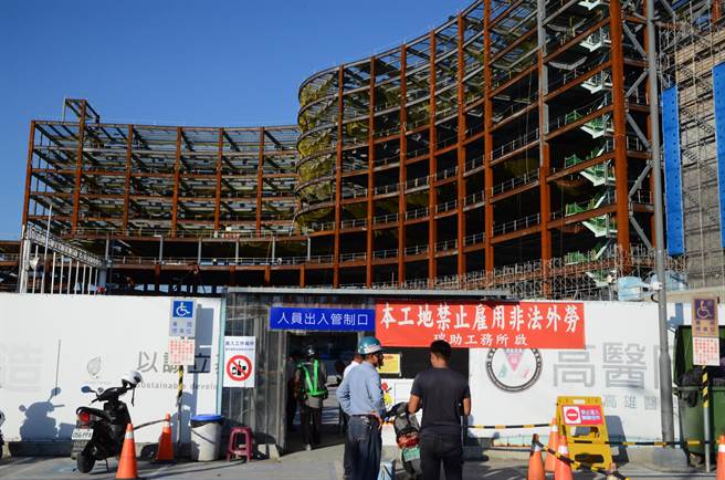 高医冈山医院24日传出工安意外。（本报资料照片）