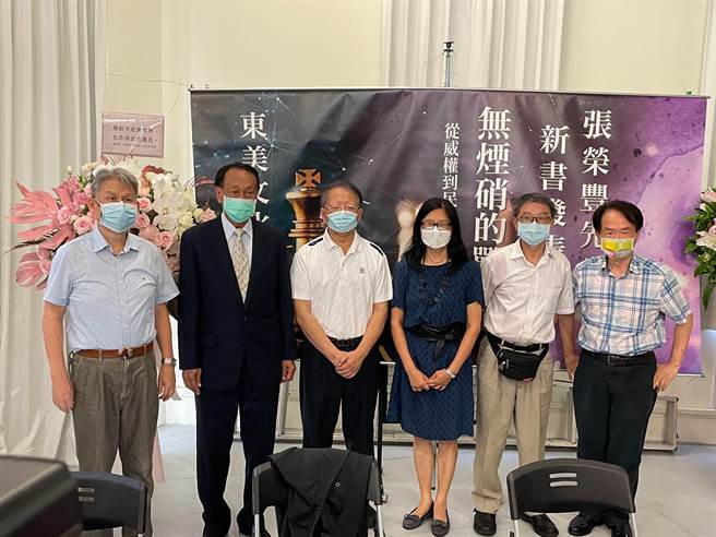 前国安会副秘书长张荣丰今（24日）举行《无烟硝的战场：从威权到民主转折的国安手记》新书发表会。（叶书宏摄）