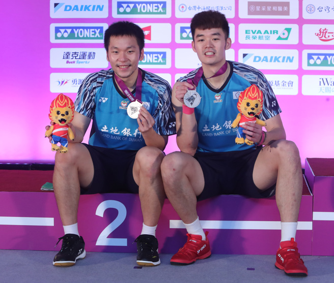 李洋（左）、王齊麟（右）獲得2022台北羽球公開賽亞軍。（鄭任南攝）