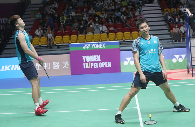 未能在台北羽球公開賽留下冠軍，李洋（右）、王齊麟（左）非常遺憾。（鄭任南攝）