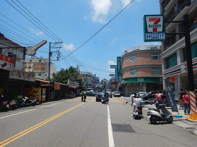 台中市大雅区今天发生一起追撞车祸，7辆机车被撞倒如打保龄球般。(民眾提供)