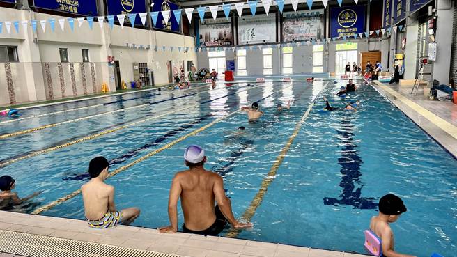 麻豆国中旁的游泳池也很夯。（张毓翎摄）