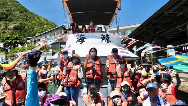 全台首艘赏鲸船「海鲸号」今年初惨遭祝融，经半年翻修，今天一早从花莲丰滨乡石梯坪渔港重新启航，船长林国正也让大儿子林俊洁接手掌舵，让他继续替船只写下新篇章。（丰滨乡公司提供／罗亦晽花莲传真）