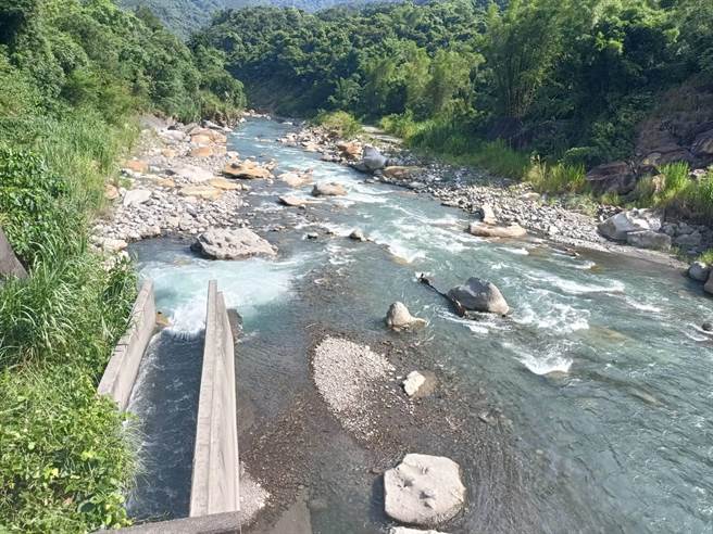 南投國姓北港溪24日下午傳出釣客失足溺斃意外。（民眾提供／馮惠宜南投傳真）