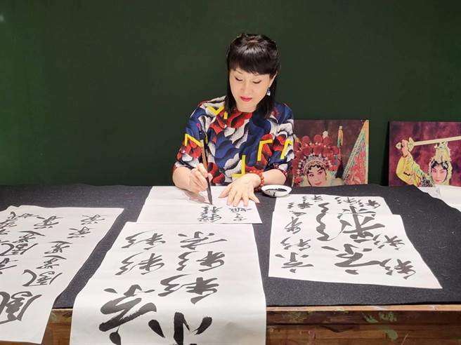 国家文艺奖得主魏海敏近期开始写书法、画水墨画，描绘自己的剧照，一笔一画，在字画艺术里，她表示也从中感受到戏曲艺术之美。（李欣恬摄）