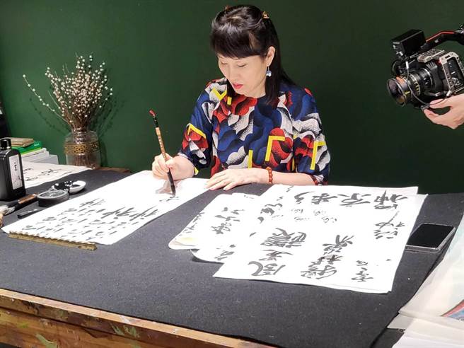 平常见到魏海敏，都是在京剧舞台上，观眾对她的表现总报以热烈掌声，而拿起毛笔写书法的魏海敏，则有一种静谧感，像是钻进另一番天地。（李欣恬摄）