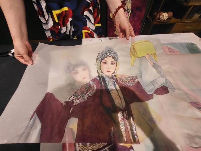 国家文艺奖得主魏海敏近期开始写书法、画水墨画，描绘自己的剧照，图为她所画的《捧印》。（李欣恬摄）