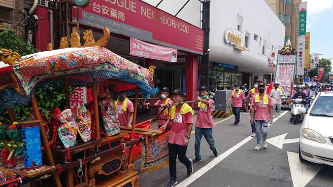 白龙庵忠灵堂五灵宫谒祖庙会24日一场1500人庙会，是台南市发生进香团斗殴开枪案后，首场大型庙会。（程炳璋摄）