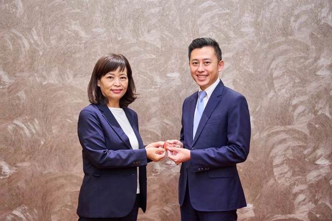 沈慧虹(左)依靠前任新竹市长林智坚(右)拉抬声势，但棒球场安全争议恐造成选情衝击。（沈慧虹团队提供）