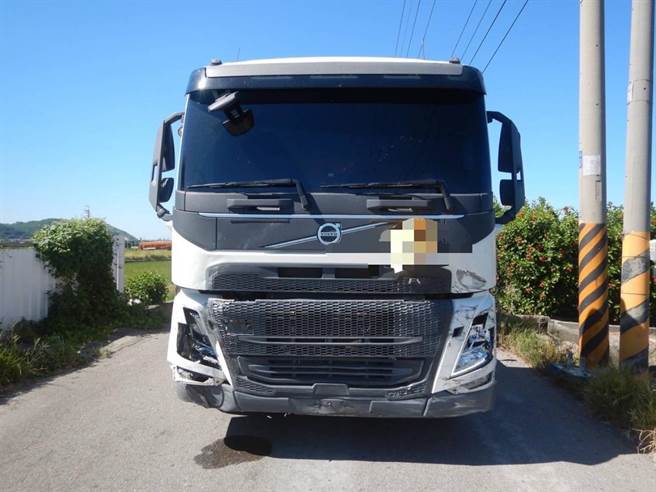 蔡姓男子驾驶曳引车，行经大甲区南北二路由南往北直行，与游男驾驶的自小客车相撞。（民眾提供）