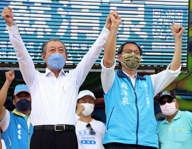 国民党屏东县长参选人苏清泉（右）万丹之友会24日成立，同党议长周典论（左）站台力挺，消除支持者对「跨党支持」的疑虑。（谢佳潾摄）