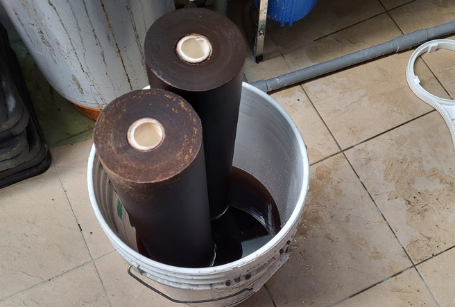 1名彰化县大村乡的网友说自家装上滤水器后，每个月更换滤心都发现变成深褐色，滴下的水更是彷佛墨汁，目前自来水公司已获报处理。（翻摄自脸书「爆料公社」）