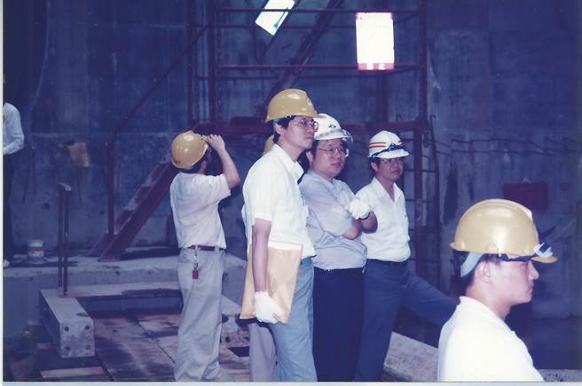 张善政于台大土木系任教时，与土木学会会员参访兴建中的台北捷运路线。（图取自张善政脸书／陈梦茹桃园传真）