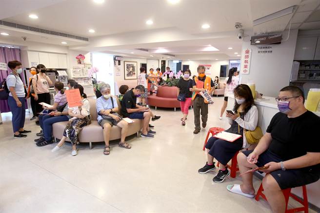 全台16家医疗院所24日同步做免费腹部超音波检查，民眾在好心肝诊所排队做腹部超音波。（陈君玮摄）
