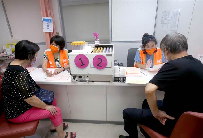 全台16家医疗院所24日同步做免费腹部超音波检查，民眾做腹部超音波后在好心肝诊所听取报告。（陈君玮摄）