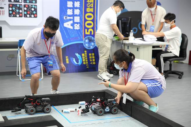 程式設計創新應用競賽現場，參賽選手正如火如荼的測試設備進行賽前準備。(主辦單位提供／李侑珊台北傳真)