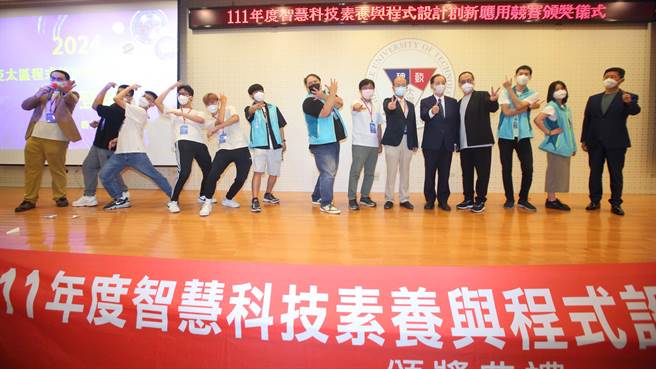 榮譽主席吳清基與副主任委員伍必中以及程式設計教師群一同擺出目前最火熱的「JOJO立」姿勢。(主辦單位提供／李侑珊台北傳真)