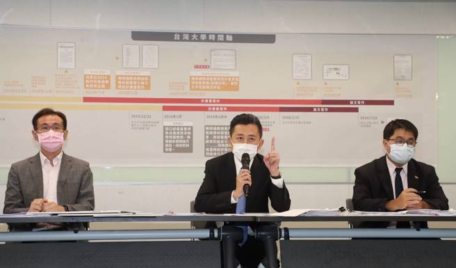 在立委郑运鹏（左）、委任律师黄帝颖（右）陪同下，桃园市长参选人林智坚（中）24日举行记者会，澄清硕士论文引发的争议。（刘宗龙摄）