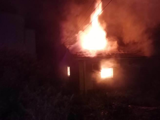 台中市大甲区一处民宅24日晚上发生火警！起火原因？正由警方和消防局火调人员，进一步调查厘清中。（民眾提供）