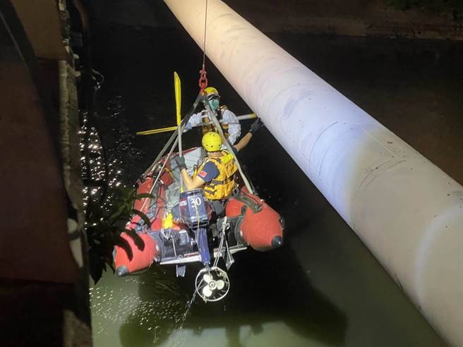 鹿港镇洋仔厝沟妇人落水，彰化县消防局第三大队动员搜救，最后使用器材车吊臂将妇人救上岸。（民眾提供／吴敏菁彰化传真）