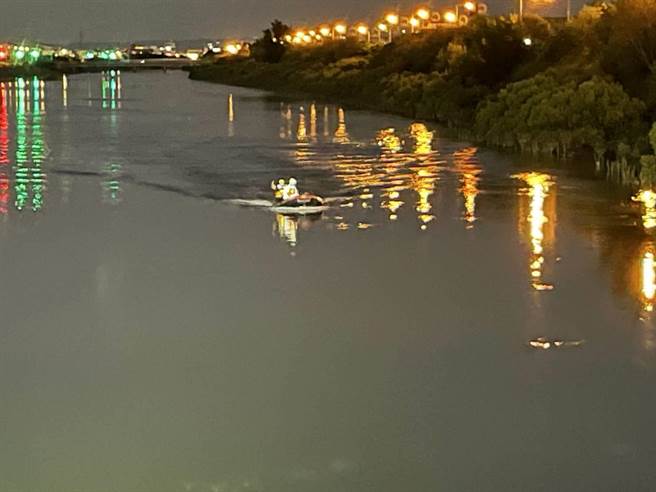 彰化县消防局第三大队漏夜洋仔厝溪全面搜救。（民眾提供／吴敏菁彰化传真）