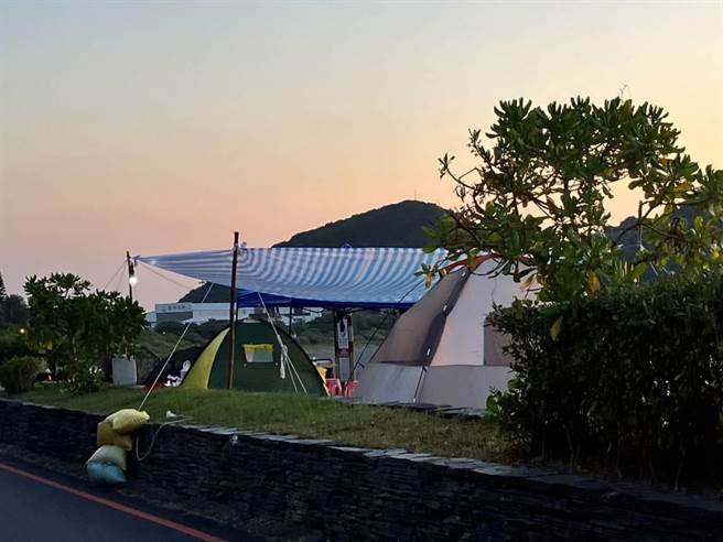 宜蘭南方澳內埤海灘，是欣賞海景的的最佳地點，24日上午曾姓居民發現，遊客竟把露營帳篷搭在堤岸步道，諷批「果然是海景第一排」。（曾姓民眾提供／吳佩蓉宜蘭傳真）