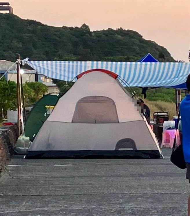 宜蘭南方澳內埤海灘，是欣賞海景的的最佳地點，24日上午曾姓居民發現，遊客竟把露營帳篷搭在堤岸步道，諷批「果然是海景第一排」。（曾姓民眾提供／吳佩蓉宜蘭傳真）