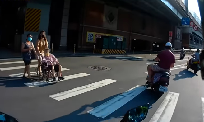 不少机车骑士未礼让斑马线上的行人，直接右转通过。（翻摄自YouTube频道「WoWtchout - 地图型行车影像分享平台」）