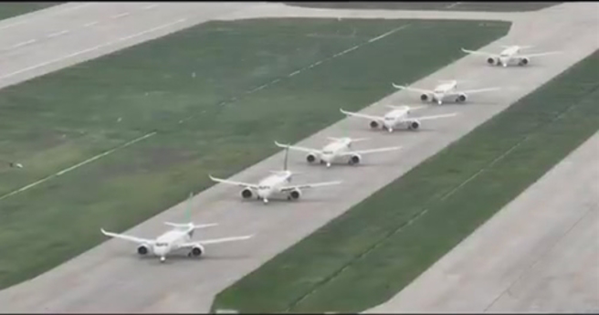 所谓「大象漫步」，是军事战机常用的展示方式，指战机在跑道或者滑行道上用最小间距、首尾相连的密集列队进行滑行。（图／中国商飞视频截图）