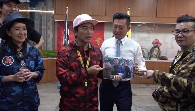 林智堅（右二）24年前曾與吳宗憲（左二）在國片《超級天兵之機車班長》中尬戲，吳手持當年同框的青澀照片。（資料照／陳育賢翻攝）