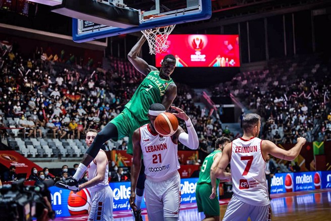 澳洲前锋梅克(中)强力把球灌进篮框。(取自FIBA官网)