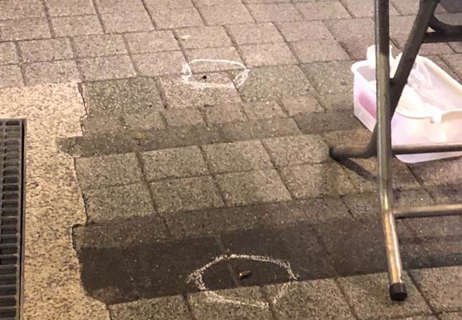 台中市潭子车站旁24日晚间惊传枪响！滷味摊老板遭开3枪头部中弹命危送医急救。（民眾提供）