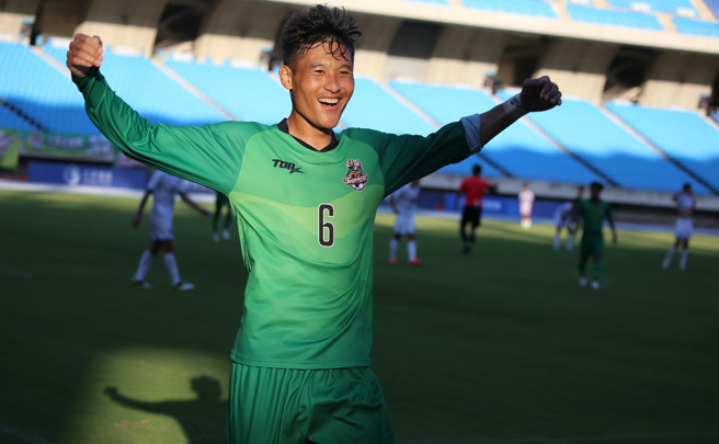 台電嚴和生頭槌破門，於裁判確認為有效進球後，衝到場邊張臂慶祝。（中華足協提供）