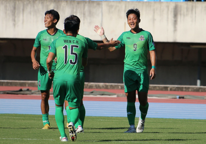 李祥偉（右）上半場為台電先馳得點後，與隊友擊掌慶祝。（中華足協提供）
