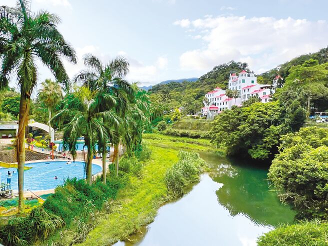 統一馬武督如森林中的夢幻城堡，6月底局部換新裝，打造彷彿愛麗絲夢遊仙境的童話世界。圖／統一渡假村提供